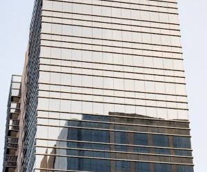 O mercado Forex oferece oportunidades de lucro com as flutuações entre moedas globais em um mercado altamente líquido que opera 24 horas por dia, mas também é uma área de alto risco devido à alavancagem, à forte volatilidade e ao impacto de notícias macroeconômicas; a chave é operar com uma estratégia clara, gerenciamento de risco rigoroso e apenas com capital que você possa perder sem afetar sua estabilidade financeira.