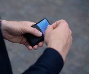 As criptomoedas oferecem alto potencial de retorno e maior liberdade financeira por meio da descentralização, operando em um mercado aberto 24 horas por dia, 7 dias por semana. No entanto, são um ativo de alto risco devido à extrema volatilidade e à falta de regulamentação. Os principais riscos incluem perdas rápidas e falhas de segurança cibernética. A chave para o sucesso é investir somente com uma estratégia clara e com capital que não comprometa sua estabilidade financeira.