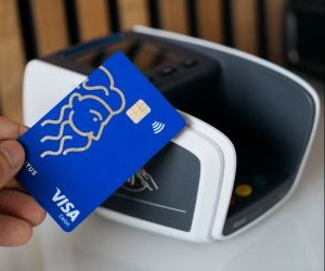 As criptomoedas oferecem alto potencial de retorno e maior liberdade financeira por meio da descentralização, operando em um mercado aberto 24 horas por dia, 7 dias por semana. No entanto, são um ativo de alto risco devido à extrema volatilidade e à falta de regulamentação. Os principais riscos incluem perdas rápidas e falhas de segurança cibernética. A chave para o sucesso é investir somente com uma estratégia clara e com capital que não comprometa sua estabilidade financeira.