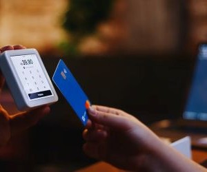 As criptomoedas oferecem alto potencial de retorno e maior liberdade financeira por meio da descentralização, operando em um mercado aberto 24 horas por dia, 7 dias por semana. No entanto, são um ativo de alto risco devido à extrema volatilidade e à falta de regulamentação. Os principais riscos incluem perdas rápidas e falhas de segurança cibernética. A chave para o sucesso é investir somente com uma estratégia clara e com capital que não comprometa sua estabilidade financeira.