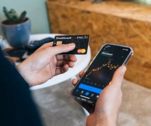 Commodities como ouro, petróleo, produtos agrícolas e metais industriais oferecem oportunidades para diversificar seu portfólio e se proteger contra a inflação, mas também são ativos de alto risco devido à volatilidade de preços, tensões geopolíticas e choques de oferta e demanda; a chave é investir com uma estratégia clara, uma compreensão dos fatores subjacentes do mercado e somente com capital que não comprometa sua estabilidade financeira.