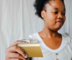 As ações oferecem potencial de crescimento a longo prazo e renda de dividendos ao investir em empresas que criam valor ao longo do tempo, mas também apresentam riscos significativos devido à volatilidade do mercado, ciclos econômicos e eventos específicos de cada empresa; a chave é investir com uma estratégia clara, diversificação adequada e somente com capital que não comprometa sua estabilidade financeira.