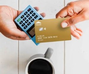 As ações oferecem potencial de crescimento a longo prazo e renda de dividendos ao investir em empresas que criam valor ao longo do tempo, mas também apresentam riscos significativos devido à volatilidade do mercado, ciclos econômicos e eventos específicos de cada empresa; a chave é investir com uma estratégia clara, diversificação adequada e somente com capital que não comprometa sua estabilidade financeira.