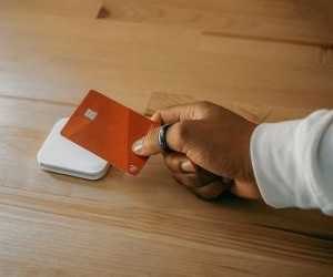 As criptomoedas oferecem alto potencial de retorno e maior liberdade financeira por meio da descentralização, operando em um mercado aberto 24 horas por dia, 7 dias por semana. No entanto, são um ativo de alto risco devido à extrema volatilidade e à falta de regulamentação. Os principais riscos incluem perdas rápidas e falhas de segurança cibernética. A chave para o sucesso é investir somente com uma estratégia clara e com capital que não comprometa sua estabilidade financeira.