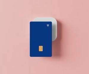 As criptomoedas oferecem alto potencial de retorno e maior liberdade financeira por meio da descentralização, operando em um mercado aberto 24 horas por dia, 7 dias por semana. No entanto, são um ativo de alto risco devido à extrema volatilidade e à falta de regulamentação. Os principais riscos incluem perdas rápidas e falhas de segurança cibernética. A chave para o sucesso é investir somente com uma estratégia clara e com capital que não comprometa sua estabilidade financeira.