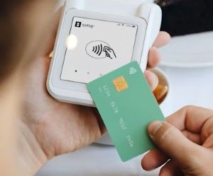 O mercado Forex oferece oportunidades de lucro com as flutuações entre moedas globais em um mercado altamente líquido que opera 24 horas por dia, mas também é uma área de alto risco devido à alavancagem, à forte volatilidade e ao impacto de notícias macroeconômicas; a chave é operar com uma estratégia clara, gerenciamento de risco rigoroso e apenas com capital que você possa perder sem afetar sua estabilidade financeira.