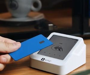 As ações oferecem potencial de crescimento a longo prazo e renda de dividendos ao investir em empresas que criam valor ao longo do tempo, mas também apresentam riscos significativos devido à volatilidade do mercado, ciclos econômicos e eventos específicos de cada empresa; a chave é investir com uma estratégia clara, diversificação adequada e somente com capital que não comprometa sua estabilidade financeira.