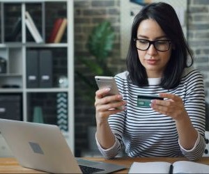 Commodities como ouro, petróleo, produtos agrícolas e metais industriais oferecem oportunidades para diversificar seu portfólio e se proteger contra a inflação, mas também são ativos de alto risco devido à volatilidade de preços, tensões geopolíticas e choques de oferta e demanda; a chave é investir com uma estratégia clara, uma compreensão dos fatores subjacentes do mercado e somente com capital que não comprometa sua estabilidade financeira.