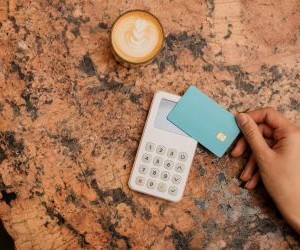 As ações oferecem potencial de crescimento a longo prazo e renda de dividendos ao investir em empresas que criam valor ao longo do tempo, mas também apresentam riscos significativos devido à volatilidade do mercado, ciclos econômicos e eventos específicos de cada empresa; a chave é investir com uma estratégia clara, diversificação adequada e somente com capital que não comprometa sua estabilidade financeira.